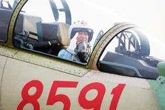 Phi công máy bay SU-30MK2 tập luyện tại sân bay Biên Hòa.