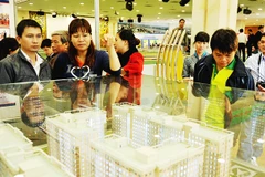 Người dân tìm hiểu về dự án nhà ở thu nhập thấp tại khu đô thị mới Bắc Cổ Nhuế - Chèm (Hà Nội). Ảnh: NGUYỆT ANH