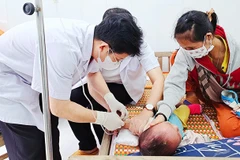 Điều trị sốt phát ban nghi sởi tại Nam Trà My (Quảng Nam).