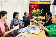 Ông Lại Cao Bình (góc trái) ôn lại kỷ niệm chiến trường cùng những chiến sĩ miền nam năm xưa.