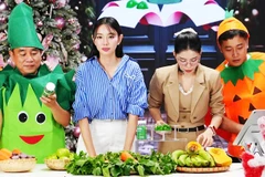 Quang Linh Vlog, Hằng Du Mục và hoa hậu Thùy Tiên trong một phiên livestream bán sản phẩm Kera.