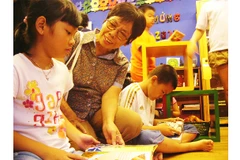 Câu lạc bộ Đọc sách cùng con có nhiều hình thức sinh hoạt thú vị với sách, tạo hứng thú cho các bạn đọc nhỏ.