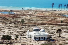 Vùng ven biển Aceh bị tàn phá nặng nề sau trận sóng thần. Ảnh: DW