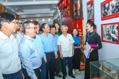 Đoàn Hội Nhà báo Việt Nam tham quan Di tích Địa điểm thành lập Hội tại thôn Roòng Khoa, xã Điềm Mặc, huyện Định Hóa, tỉnh Thái Nguyên. Ảnh: SƠN HẢI