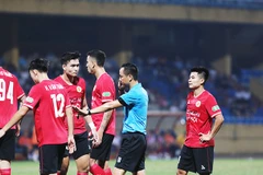 Công tác trọng tài tại V.League vẫn còn gây nhiều tranh cãi. Ảnh: LÊ MINH