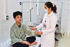 Điều trị trẻ mắc sởi tại Bệnh viện Đa khoa Hà Đông (Hà Nội).