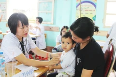 Người dân vùng sâu, vùng xa khám bệnh miễn phí (ảnh chụp tại Vị Xuyên, Hà Giang).