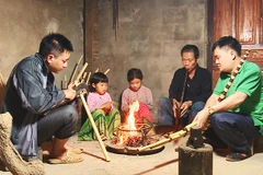 Nghe kể chuyện khèn bên bếp lửa.
