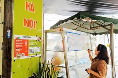 Mỗi ngày, quán ăn của bà Giang lại dành một số suất ăn cho người nghèo, kéo theo những người khác cùng hỗ trợ.