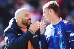 HLV Enzo Maresca và cầu thủ có nhiều ảnh hưởng ở "The Blues" Cole Palmer.