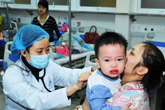 Khám bệnh tại Khoa cấp cứu, Bệnh viện Nhi Trung ương. Ảnh: HẢI ANH