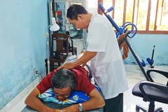 Thiếu tá QNCN Ninh Công Khánh đang điều trị cho người bệnh.