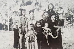 Đại gia đình Anh hùng LLVTND Hồ Thị Kim Thanh (đứng bên phải bế em) chụp năm 1953. Ảnh: Gia đình cung cấp