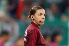 Trọng tài thứ tư Stephanie Frappart làm nhiệm vụ trong trận đấu ở bảng C - World Cup 2022 giữa Ba Lan và Mexico trên SVĐ 974 ở Doha, Qatar. (Ảnh: Reuters)