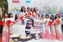Các đảng viên thuộc Chi bộ Trường Mẫu giáo mầm non A (quận Hoàn Kiếm, Hà Nội) tham gia buổi sinh hoạt chi bộ đặc biệt tại Triển lãm tương tác của Báo Nhân Dân. 