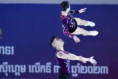 Trần Ngọc Thúy Vi và Lê Hoàng Phong giành Huy chương Vàng Aerobic nội dung đôi nam nữ. (Ảnh: TTXVN)