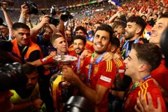 Các cầu thủ Tây Ban Nha ăn mừng cúp vô địch EURO 2024. (Ảnh: Reuters)