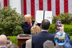 Tổng thống Mỹ Donald Trump giới thiệu sắc lệnh hành pháp về "thuế quan đối ứng" tại Vườn hồng của Nhà trắng ở Washington, D.C., Mỹ, ngày 2/4/2025. (Ảnh: Xinhua) 