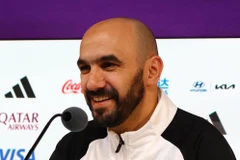 Huấn luyện viên Maroc Walid Regragui trong buổi họp báo trước trận tranh hạng ba với Croatia. (Ảnh: Reuters)