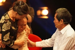 Bà Trần Thị Dung (tên cha mẹ đặt là Nguyễn Thị Tám) xúc động khi đoàn tụ với anh, chị mình.