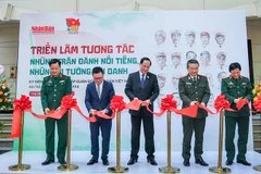 Các đại biểu cắt băng khai mạc. Ảnh | THÀNH ĐẠT 