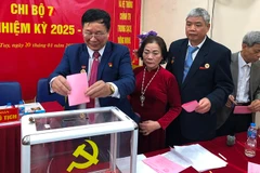 Bỏ phiếu bầu Bí thư Chi bộ 7, Đảng bộ phường Vĩnh Tuy, nhiệm kỳ 2025-2027. 