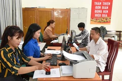 Công chức xã Kiên Mộc, huyện Đình Lập, tỉnh Lạng Sơn giải quyết thủ tục hành chính phục vụ người dân. Ảnh | KHÁNH AN