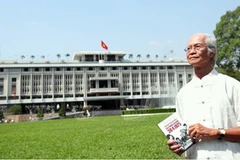 Kiến trúc sư Nguyễn Hữu Thái thăm lại Dinh Độc Lập - nay là Hội trường Thống Nhất. Ảnh | NVCC