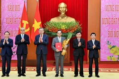 Tổng Bí thư Tô Lâm trao Quyết định về đổi tên Ban Kinh tế Trung ương cùng chức năng, nhiệm vụ, tổ chức bộ máy, phân công, bổ nhiệm Trưởng ban và các Phó Trưởng ban Chính sách, Chiến lược Trung ương. Ảnh | ĐĂNG KHOA