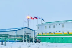 Cờ Việt Nam tung bay trên khu mỏ Nenetsky (vành đai Bắc Cực).