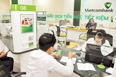 Khách hàng giao dịch tại Ngân hàng Vietcombank. Ảnh | TRẦN HẢI