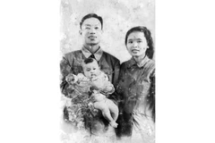 Ông Nghiêm Kình cùng vợ và con gái, năm 1956.