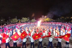 Đoàn viên, thanh niên Vùng 3 Hải quân đồng diễn 5 vũ điệu tập thể. (Ảnh: ĐÌNH TĂNG)
