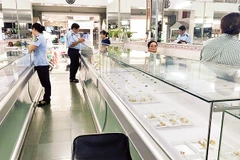 Lực lượng chức năng kiểm tra cửa hàng kinh doanh vàng trên địa bàn Thành phố Hồ Chí Minh.
