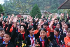 Các em học sinh Trường phổ thông Dân tộc nội trú trung học cơ sở huyện Yên Bình hào hứng tham gia chương trình.