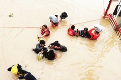 Hỗ trợ người dân sơ tán khỏi khu vực ngập lụt ở Philippines. (Ảnh REUTERS)