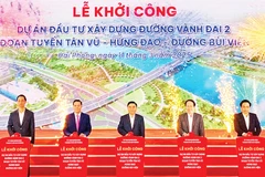 Các đại biểu nhấn nút khởi công đường vành đai 2 (đoạn tuyến Tân Vũ-Hưng Đạo-đường Bùi Viện).