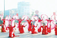 Câu lạc bộ dưỡng sinh của người cao tuổi biểu diễn tại Trung tâm Văn hóa Xứ Đông.