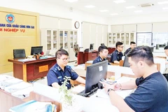 Cán bộ nghiệp vụ của Chi cục Hải quan cửa khẩu Cảng Hòn Gai thường xuyên hỗ trợ doanh nghiệp làm thủ tục xuất nhập khẩu hàng hóa trên nền tảng số.