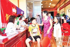 Đoàn y, bác sĩ ba miền Thành phố Hồ Chí Minh khám, chữa bệnh, tư vấn, phát thuốc cho nhân dân.