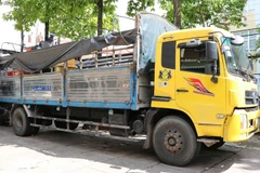 Xe tải vận chuyển trái phép máy gặt đập liên hợp từ Campuchia về Việt Nam bị tạm giữ. 