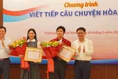 Nhạc sĩ Nguyễn Văn Chung và ca sĩ Duyên Quỳnh nhận Giấy khen của Ban Tuyên giáo và Dân vận Thành ủy Thành phố Hồ Chí Minh. (Ảnh: HT)