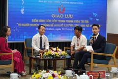 Giao lưu với các điển hình trong chương trình. (Ảnh M.H)