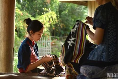 Phụ nữ Thái ở bản Hoa Tiến vẫn bền bỉ gìn giữ nghề dệt thổ cẩm truyền thống. 