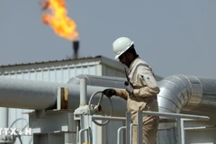 Công nhân làm việc tại một cơ sở khai thác dầu ở giếng dầu tỉnh Wasit, Iraq. (Ảnh: THX/TTXVN)