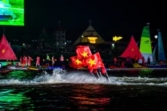 [Ảnh] Người dân Thành phố Hồ Chí Minh "thức trắng đêm" chờ Đại lễ 30/4