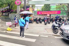 Đoàn viên, thanh niên phường Quán Thánh (quận Ba Đình, Hà Nội) tổ chức trông, giữ xe cho người dân đi lễ tại Đền Quán Thánh.