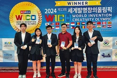 Thầy giáo Trần Minh Đức và nhóm học sinh đoạt Huy chương vàng tại cuộc thi Olympic Phát minh sáng chế thế giới (WICO) lần thứ 13 tổ chức tại Hàn Quốc.
