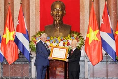 Tổng Bí thư, Chủ tịch nước Nguyễn Phú Trọng trao Huân chương Hồ Chí Minh tặng Chủ tịch HĐNN và HĐBT Cuba Miguel Mario Diaz-Canel Bermudez (Hà Nội, ngày 9/11/2018). (Ảnh: ĐĂNG KHOA)