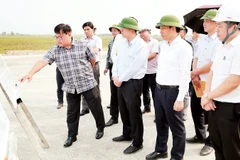 Lãnh đạo tỉnh Thái Bình kiểm tra công tác giải phóng mặt bằng phục vụ xây dựng Khu công nghiệp Thaco-Thái Bình tại huyện Quỳnh Phụ. 